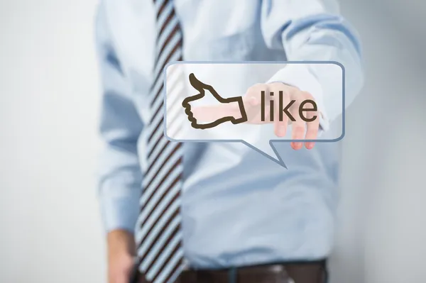 Geschäftsmann berührt Social-Media-Taste mit Daumen-hoch-Symbol — Stockfoto