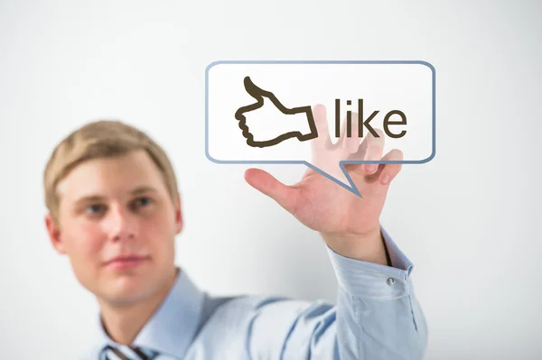 Geschäftsmann berührt Social-Media-Taste mit Daumen-hoch-Symbol — Stockfoto