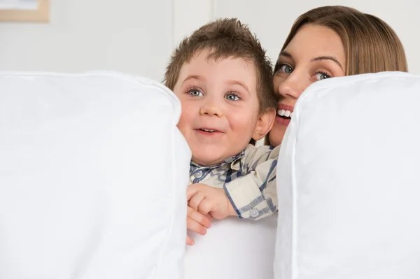 Felice giovane madre e il suo figlio carino giocare a casa — Foto Stock