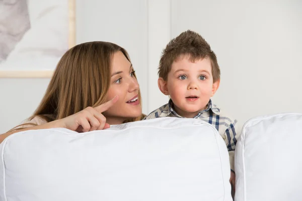 Glad ung mamma och hennes söta son spelar hemma — Stockfoto