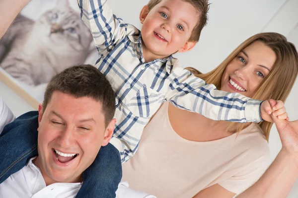 Piękne szczęśliwą rodzinę, zabawy w domu — Zdjęcie stockowe