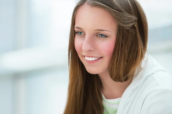 Portrait of beautiful caucasian young girl at campus. Copyspace — Stock Photo, Image