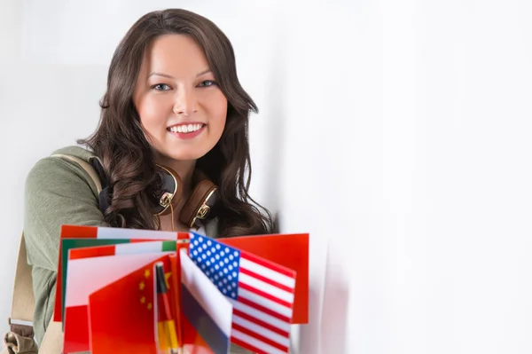 Porträtt av en vacker ung kvinna med olika länder flaggor — Stockfoto