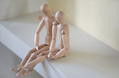 Ahşap evde oturan ve sarılma. ilişki c