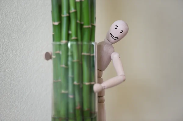 Homme en bois debout à la maison et regardant hors de l'arbre — Photo