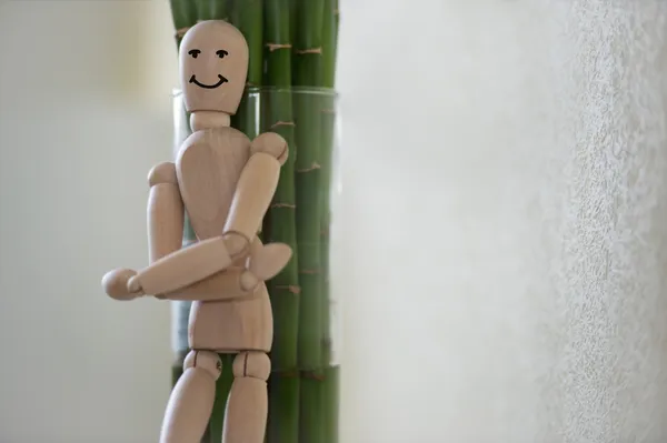 Homme en bois debout à la maison et appuyé sur l'arbre. émotions — Photo