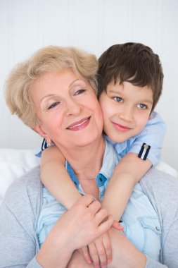 Tatlı küçük çocuk sahip eğlenceli ve mutlu mome onun büyükannesi ile