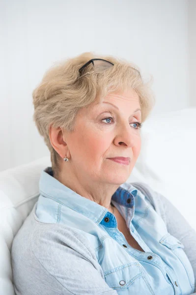 Porträt einer attraktiven eleganten Seniorin, die sich entspannt und träumt — Stockfoto