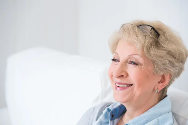 Senior woman portrait, at home with white hair — Stock Photo, Image