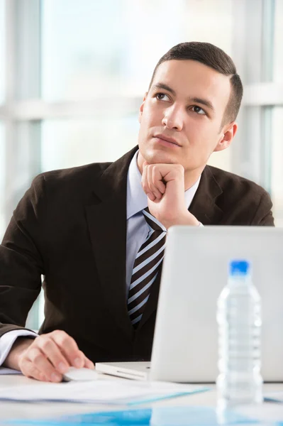 Uomo d'affari nel suo ufficio — Foto Stock