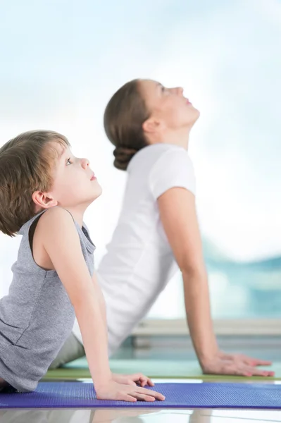 Mãe e filho fazendo exercício em casa — Fotografia de Stock