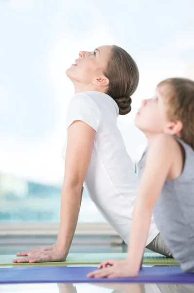 Mãe e filho fazendo exercício em casa — Fotografia de Stock