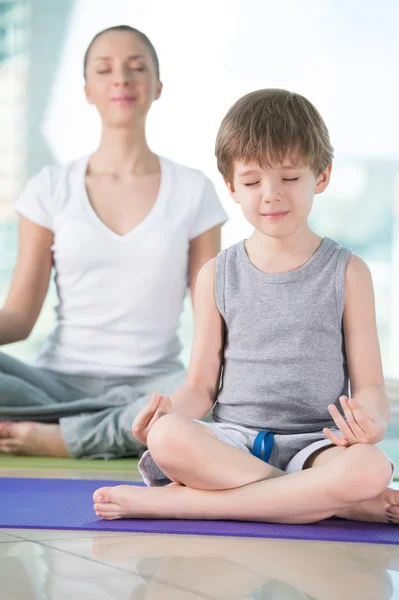 Mor och son som gör yoga — Stockfoto