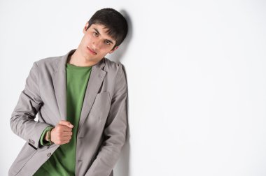 eğilerek ciddi genç adam