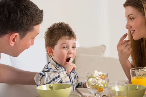 Familie frühstückt — Stockfoto