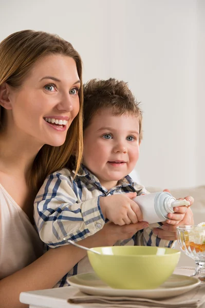 Enfant au petit déjeuner — Photo