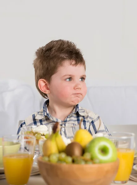 Enfant au petit déjeuner — Photo