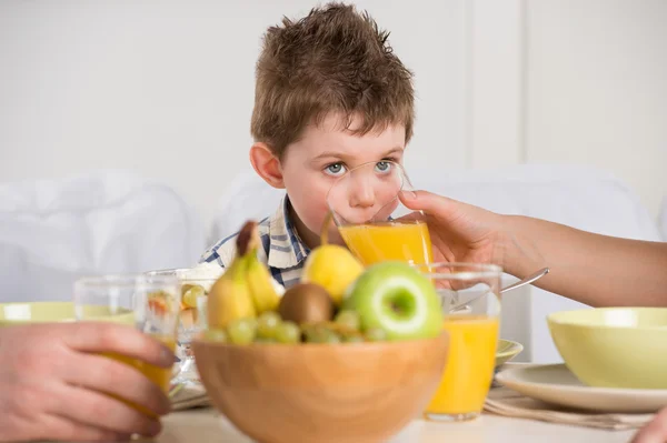 Kind beim Frühstück — Stockfoto