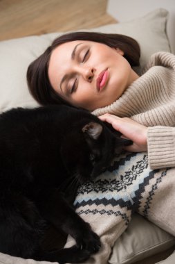 onu kedi ile genç ve güzel kadın