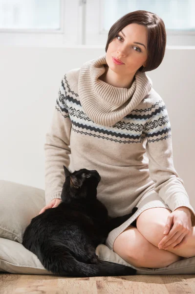Красивая молодая женщина со своим котом — стоковое фото