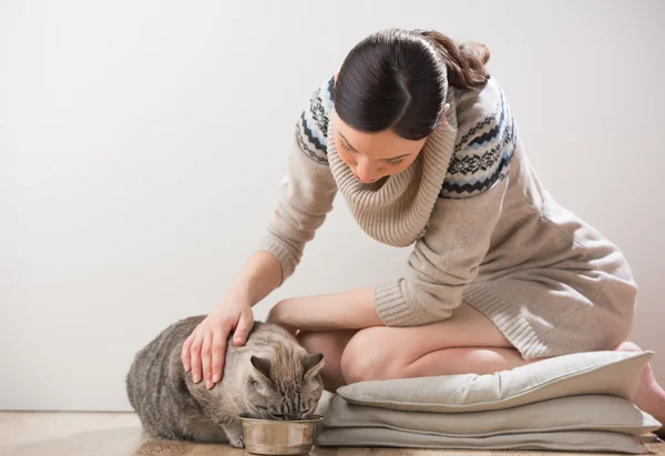 Güzel genç bir kadın ve onu kedi — Stok fotoğraf