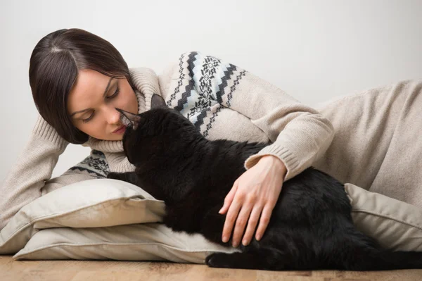 Pretty young woman with her cat — Stock Photo, Image