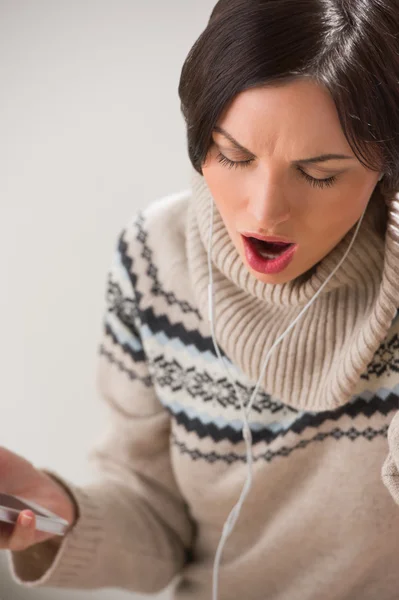 Mujer atractiva escuchando música — Foto de Stock