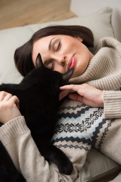 Onu kedi ile genç ve güzel kadın — Stok fotoğraf