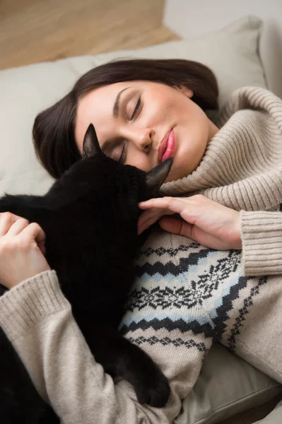 Jolie jeune femme avec son chat — Photo