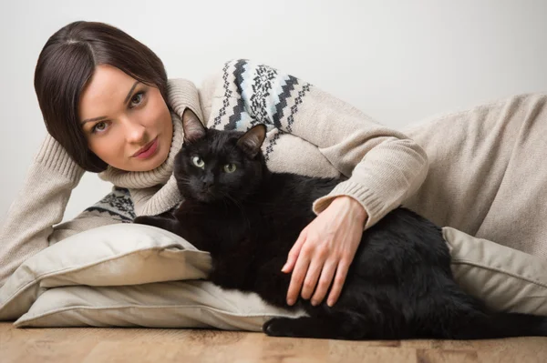 Pretty young woman with her cat Royalty Free Stock Photos