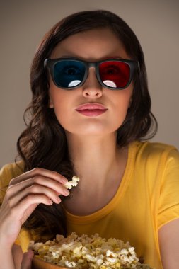 Evde film izleyen genç bir kadın.