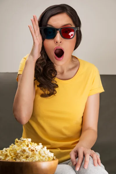 Mujer joven impactada viendo película en 3D — Foto de Stock