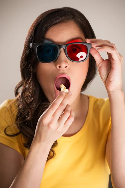 Scioccato giovane donna guardando film 3D — Foto Stock