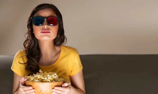 Jovem mulher assistindo filme em casa — Fotografia de Stock