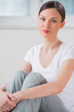 egzersiz yaptıktan sonra oturan neşeli genç erkek