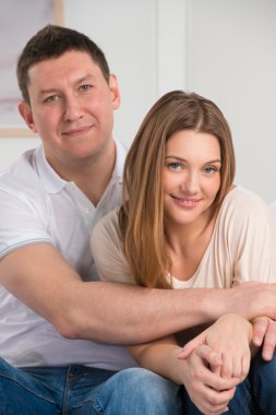 bir güzel genç mutlu gülümseyen iki kucaklayan portre