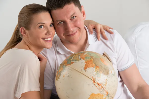 Retrato de la feliz pareja romántica planeando sus vacaciones — Stockfoto