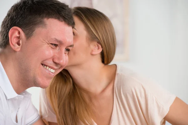 Šťastný pár hovoří a klábosení v obývacím pokoji — Stock fotografie