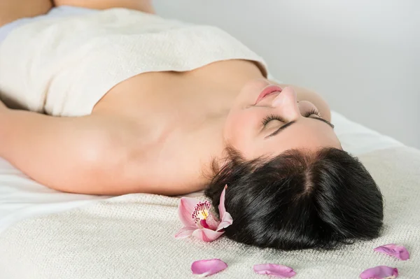 Young female at the day spa — Stock Photo, Image