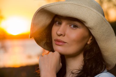 romantik kız sahilde günbatımı sırasında