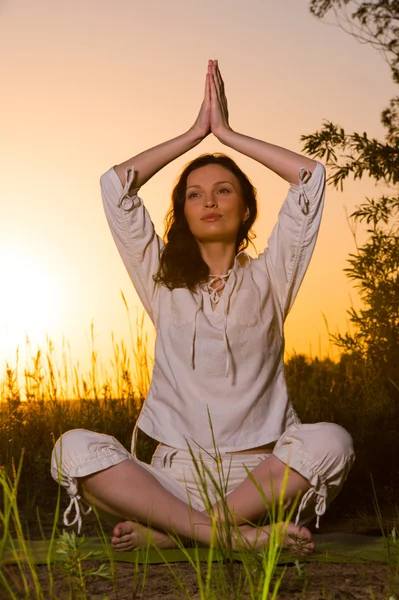 在日落的黄昏瑜伽女人 — 图库照片