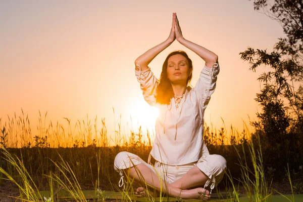 Donna di yoga durante il tramonto — Foto Stock