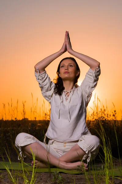Yoga woman during sunset — Stock Photo, Image