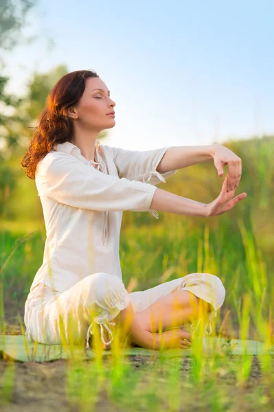 Stretching kvinna i utomhus träning — Stockfoto