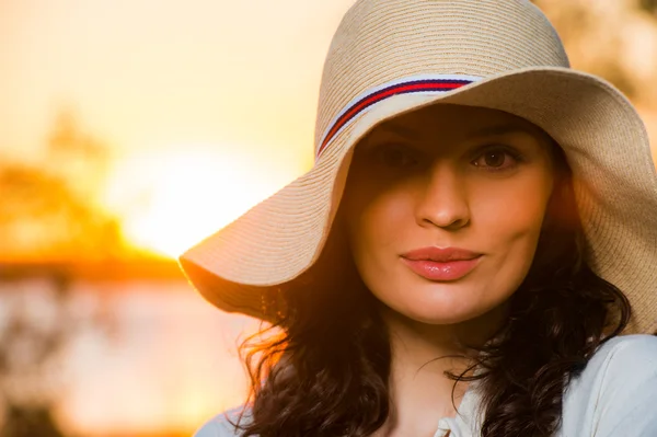 Žena v slaměném klobouku — Stock fotografie