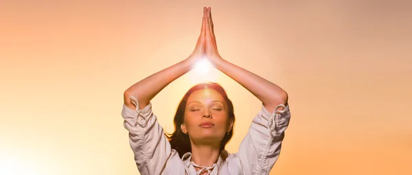 Yoga gegen den orangen Himmel — Stockfoto