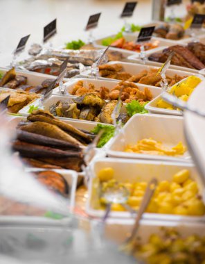 bakkal. satışa sunulan farklı yemekler