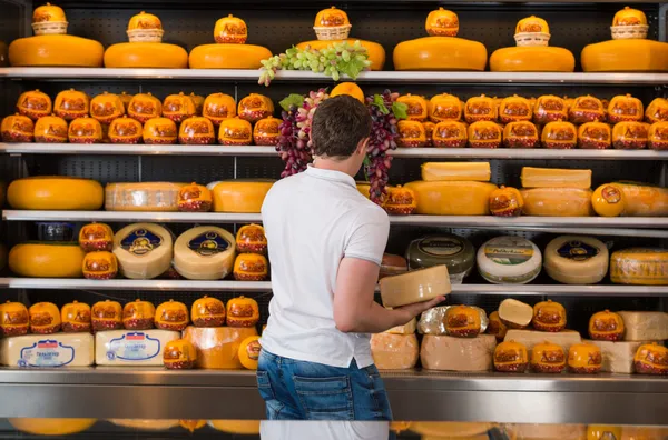 Красивий чоловік власник сирного магазину працює — стокове фото