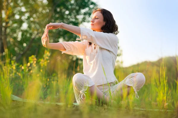 Stretching kvinna i utomhus motion ler glad gör yoga — Stockfoto