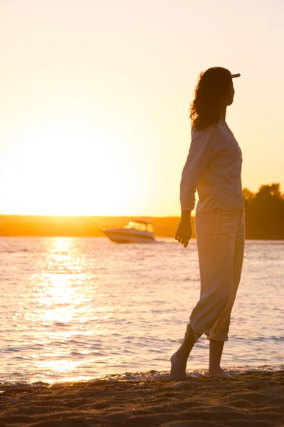 Vacker kvinna i naturlig vit skjorta ser att golden sun — Stockfoto